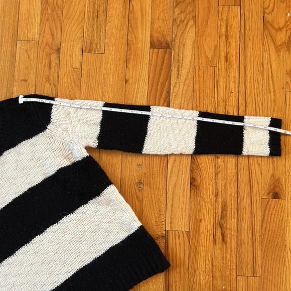 Loft 💕host pick💕super black/white cute sweater Small - Picture 11 of 12